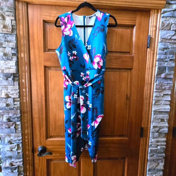 VENUS FLORAL SLEEVELESS DRESS WITH BELT SIZE L - Picture 2 of 4